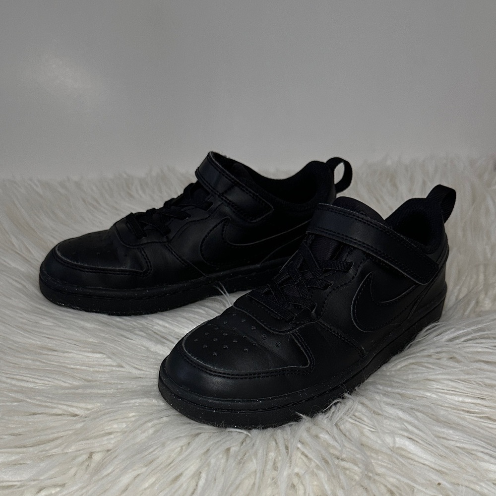 Nike All-Black court sneakers • velcro